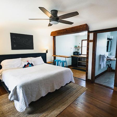 Left Coast Lodge - Pet Friendly 西斯特斯 外观 照片