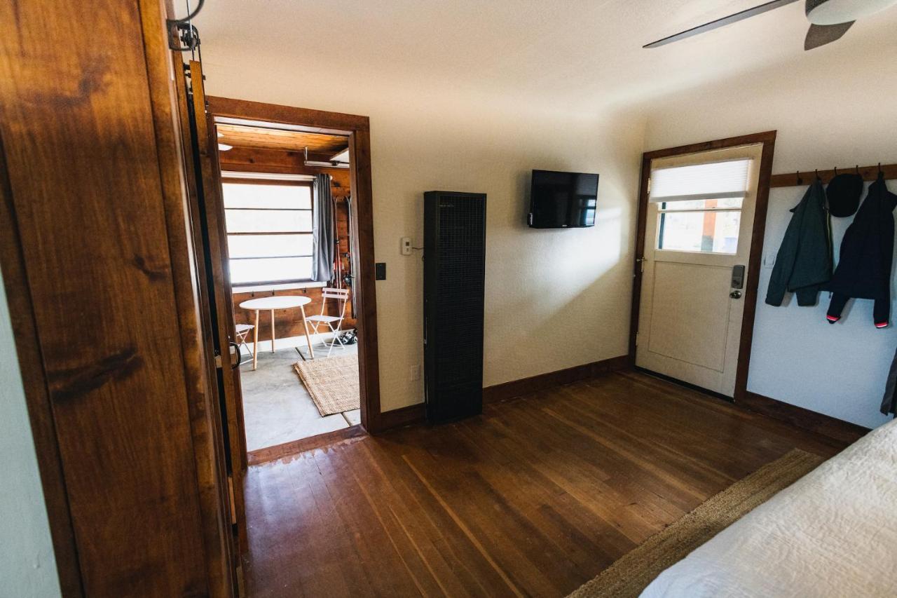 Left Coast Lodge - Pet Friendly 西斯特斯 外观 照片