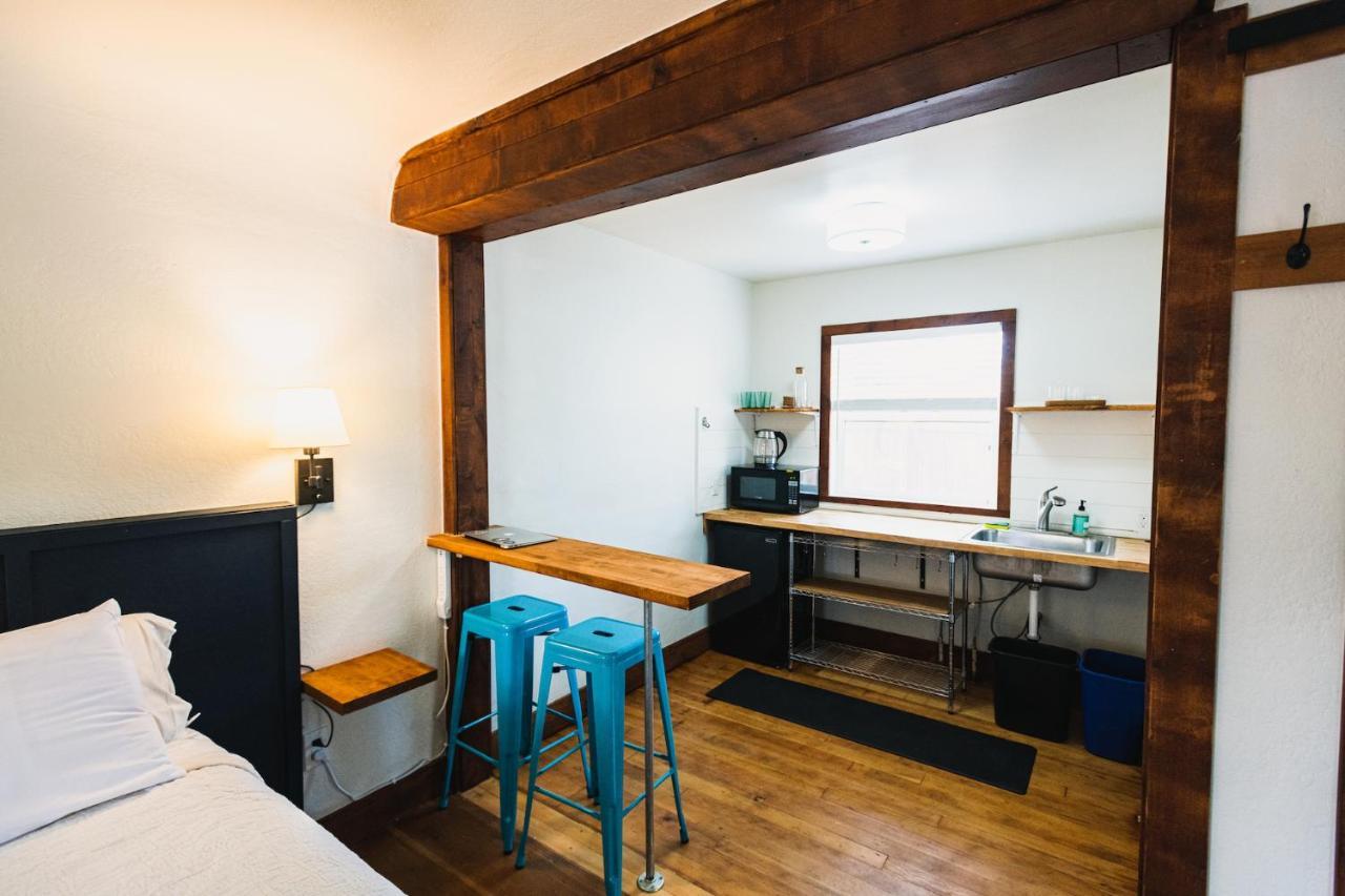Left Coast Lodge - Pet Friendly 西斯特斯 外观 照片