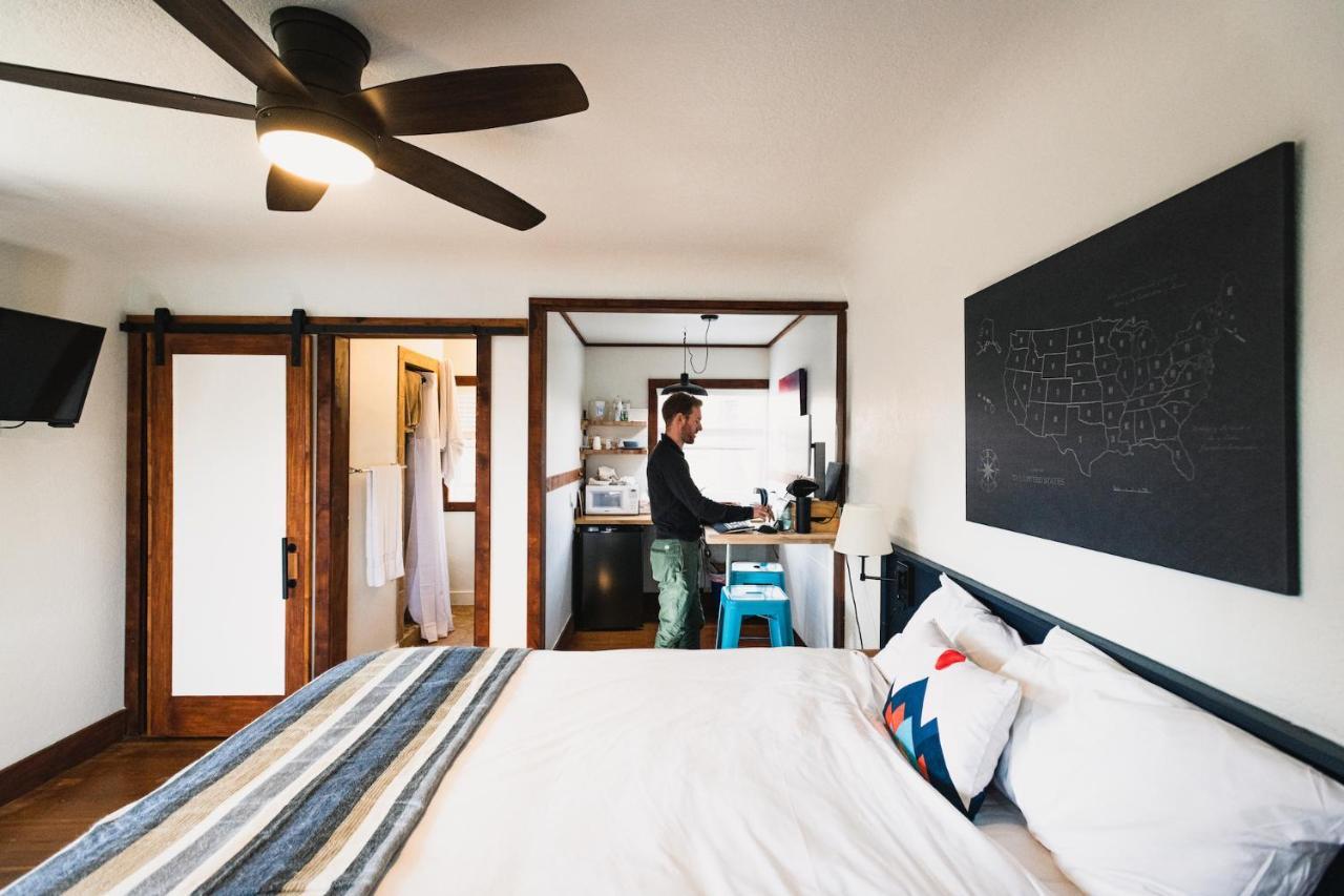 Left Coast Lodge - Pet Friendly 西斯特斯 外观 照片