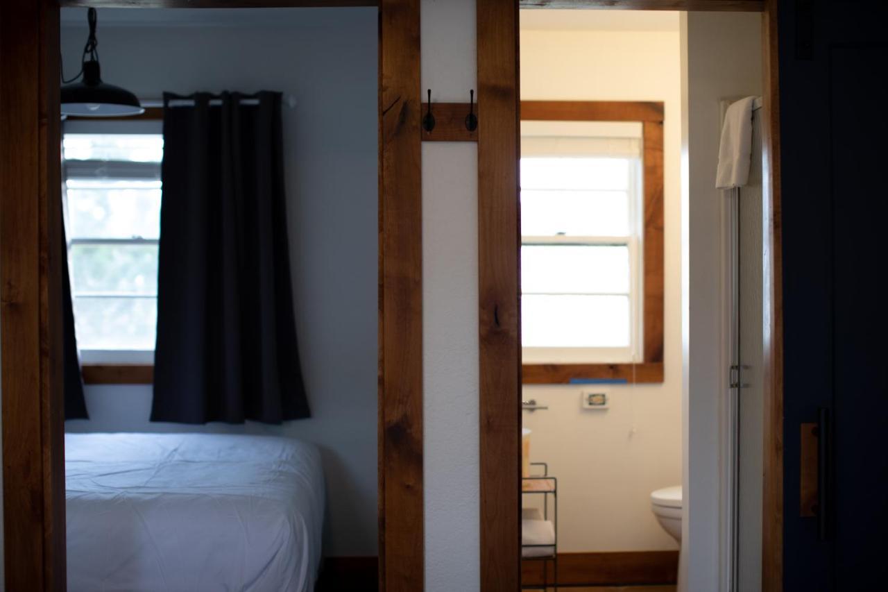 Left Coast Lodge - Pet Friendly 西斯特斯 外观 照片