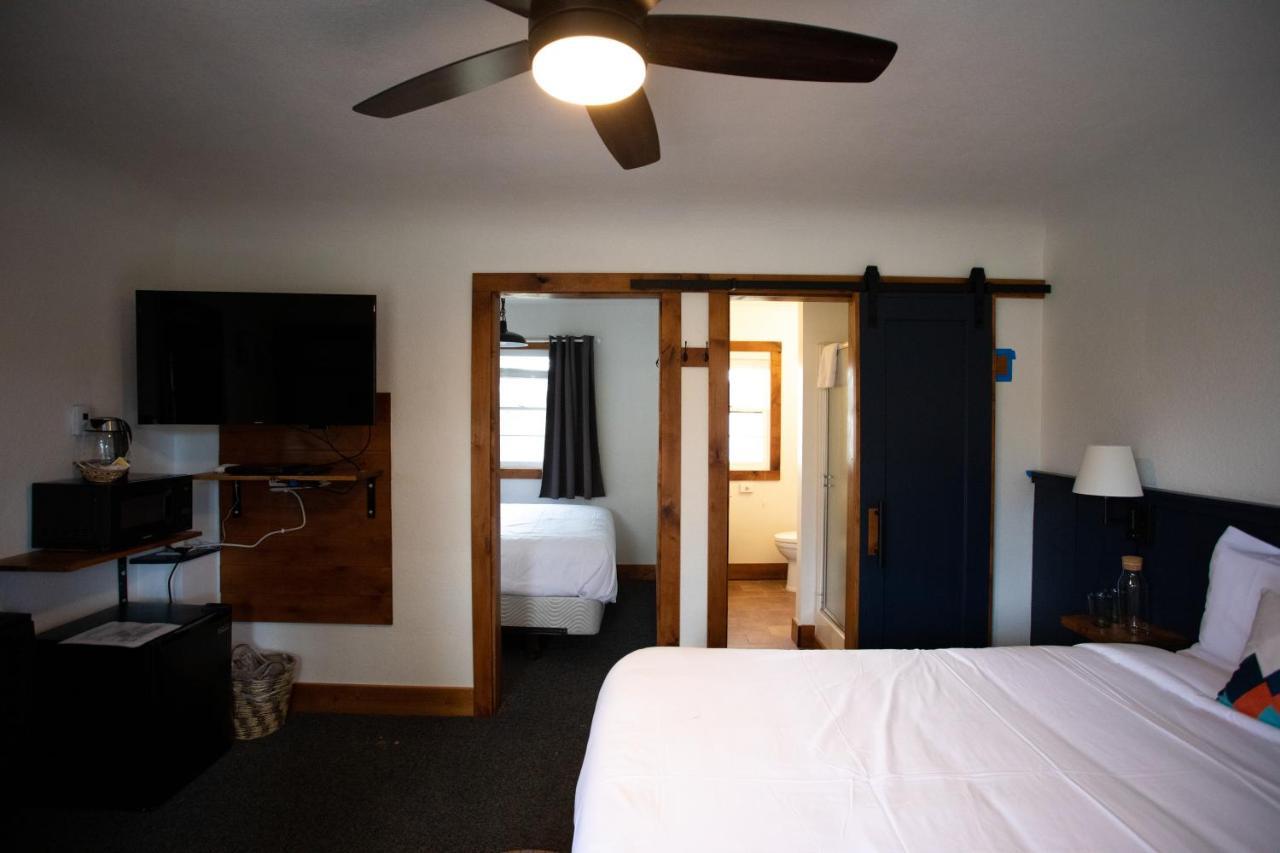 Left Coast Lodge - Pet Friendly 西斯特斯 外观 照片