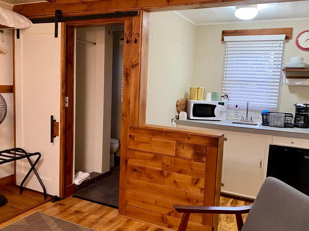 Left Coast Lodge - Pet Friendly 西斯特斯 外观 照片